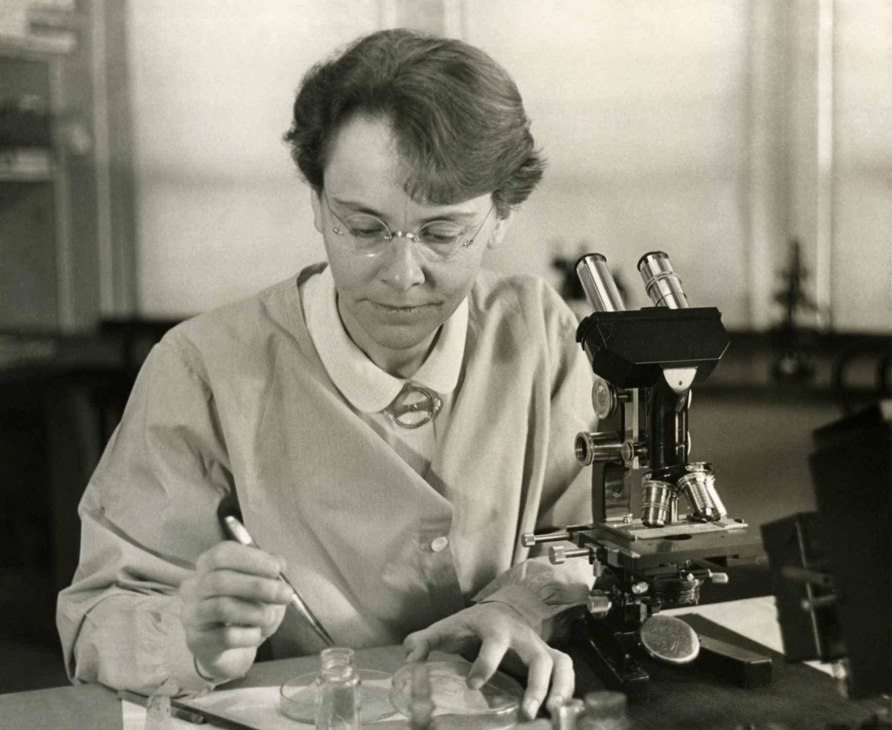 barbara_mcclintock_1902-1992_shown_in_her_laboratory_in_1947